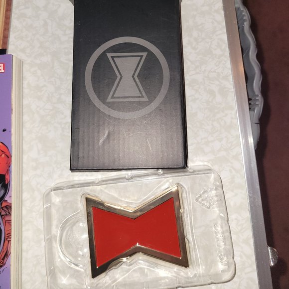 Comics & Collector's Pin & Figure Set-$75 obo - Picture 15 of 15